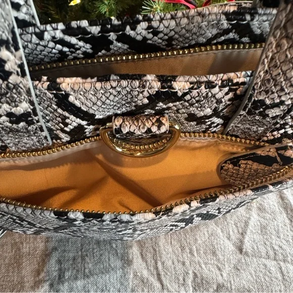 Lilly Jade Medium Brittany Convertible Purse to Backpack Snakeskin Black & White - Picture 8 of 9